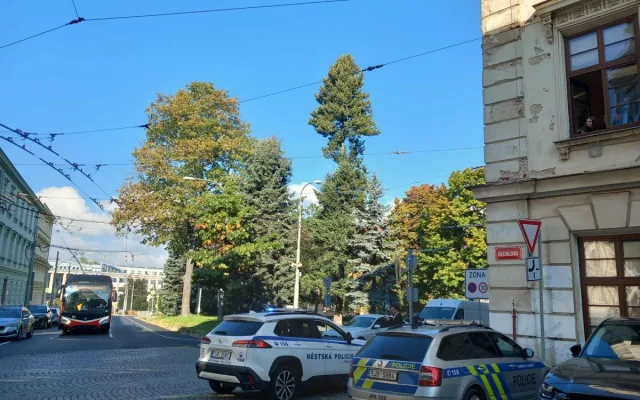 Aktuálně z Jihlavy: Žáci a učitelé ze ZŠ Křížová jsou evakuováni kvůli bombě