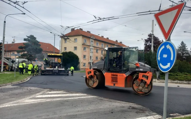 VIDEO: Ulice kolem jihlavské nemocnice mají nový asfalt a jsou opět bez uzavírek