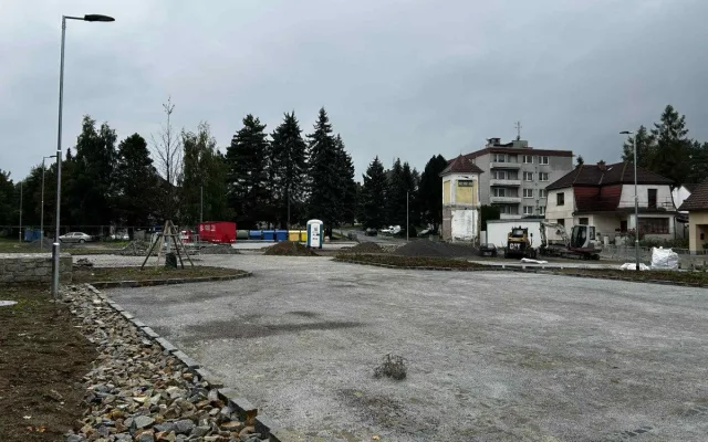 FOTO: V Třešti budují nové parkoviště. Modré zóny nejsou pro starostu na pořadu dne