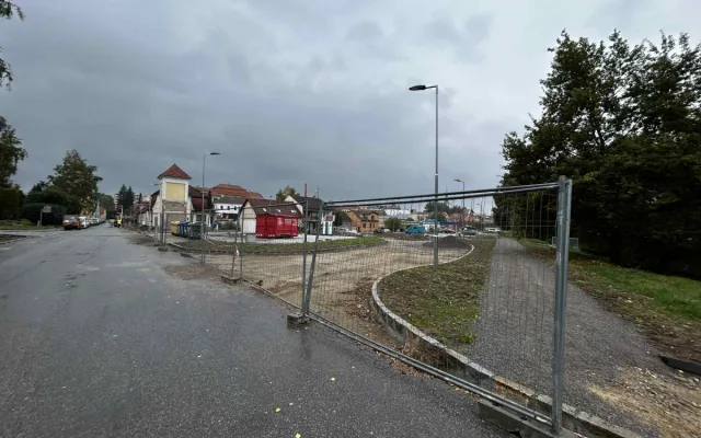 FOTO: V Třešti budují nové parkoviště. Modré zóny nejsou pro starostu na pořadu dne