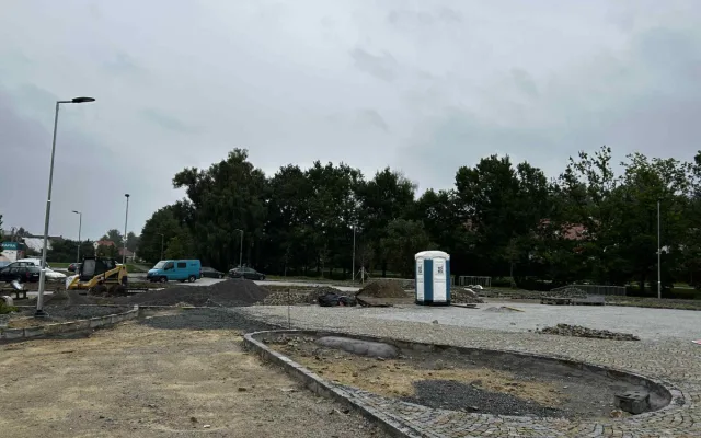 FOTO: V Třešti budují nové parkoviště. Modré zóny nejsou pro starostu na pořadu dne