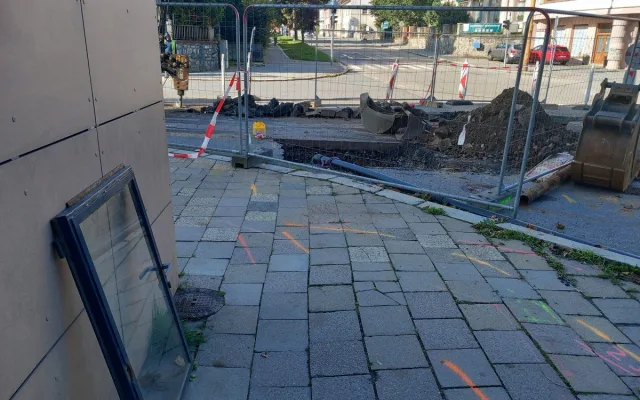 Na křižovatce třídy Legionářů a Fritzovy ulice je obrovská díra, týká se vodovodů
