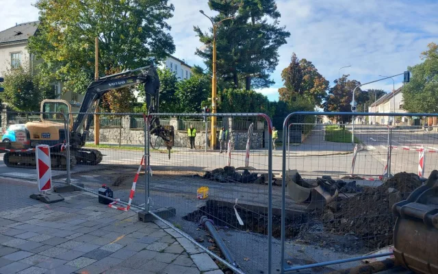 Na křižovatce třídy Legionářů a Fritzovy ulice je obrovská díra, týká se vodovodů