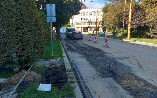 Na křižovatce třídy Legionářů a Fritzovy ulice je obrovská díra, týká se vodovodů