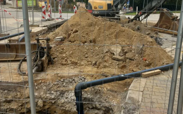Na křižovatce třídy Legionářů a Fritzovy ulice je obrovská díra, týká se vodovodů