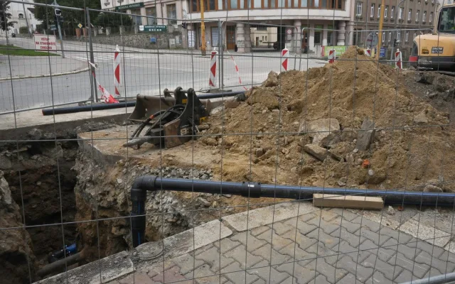 Na křižovatce třídy Legionářů a Fritzovy ulice je obrovská díra, týká se vodovodů