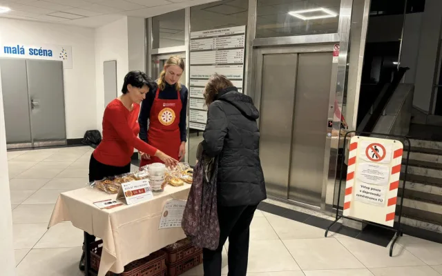 Lidé si dnes mohou koupit Koláč pro hospic. Pochutnají si a pomohou dobré věci