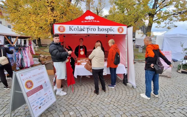 Lidé si dnes mohou koupit Koláč pro hospic. Pochutnají si a pomohou dobré věci
