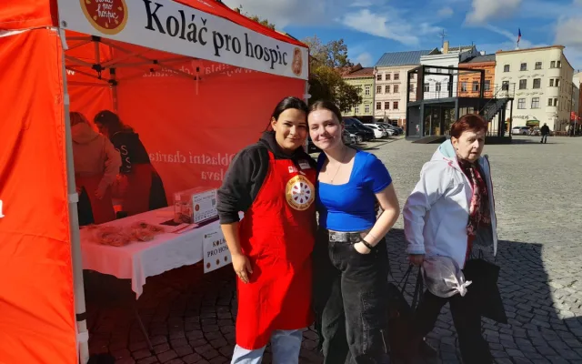 Lidé si dnes mohou koupit Koláč pro hospic. Pochutnají si a pomohou dobré věci