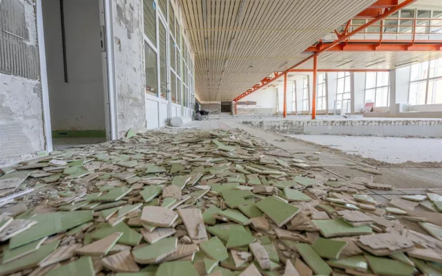 FOTO: V jihlavském bazénu E. Rošického pracuje bagr, dírou je vidět o patro níže