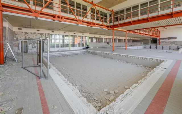 FOTO: V jihlavském bazénu E. Rošického pracuje bagr, dírou je vidět o patro níže