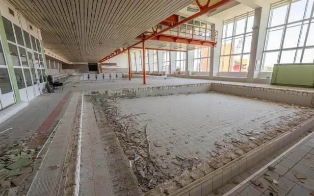 FOTO: V jihlavském bazénu E. Rošického pracuje bagr, dírou je vidět o patro níže