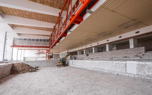FOTO: V jihlavském bazénu E. Rošického pracuje bagr, dírou je vidět o patro níže