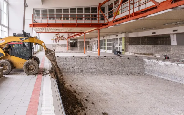 FOTO: V jihlavském bazénu E. Rošického pracuje bagr, dírou je vidět o patro níže