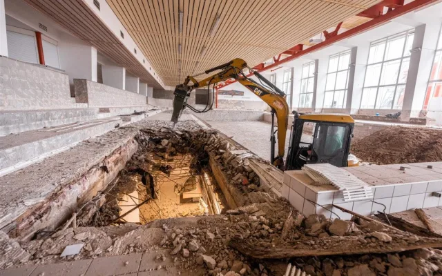 FOTO: V jihlavském bazénu E. Rošického pracuje bagr, dírou je vidět o patro níže