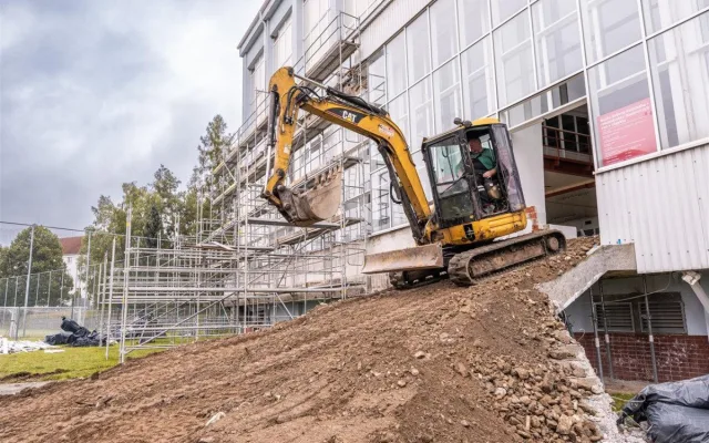 FOTO: V jihlavském bazénu E. Rošického pracuje bagr, dírou je vidět o patro níže