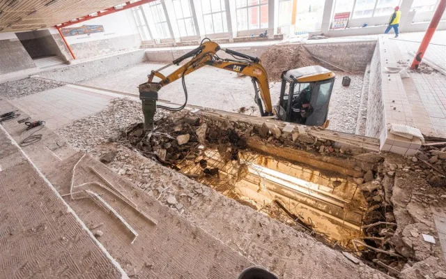 FOTO: V jihlavském bazénu E. Rošického pracuje bagr, dírou je vidět o patro níže