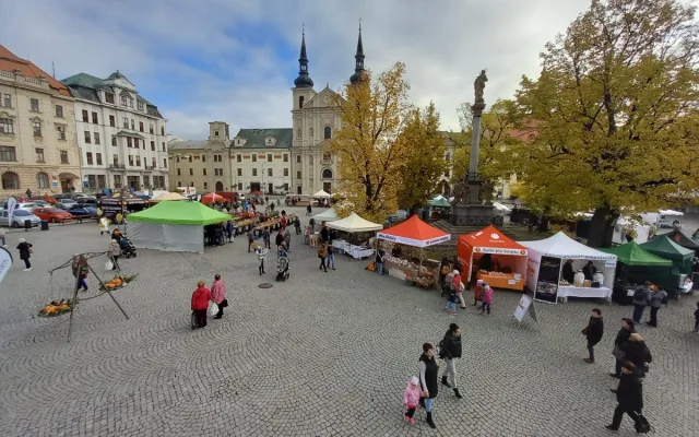 FOTO: Jihlavské náměstí ožilo podzimním jarmarkem. V nabídce jsou i záclony