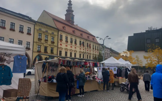 FOTO: Jihlavské náměstí ožilo podzimním jarmarkem. V nabídce jsou i záclony