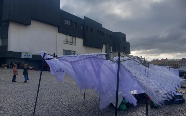 FOTO: Jihlavské náměstí ožilo podzimním jarmarkem. V nabídce jsou i záclony