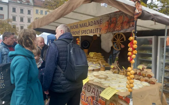 FOTO: Jihlavské náměstí ožilo podzimním jarmarkem. V nabídce jsou i záclony