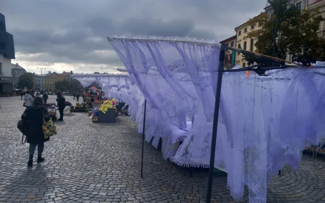 FOTO: Jihlavské náměstí ožilo podzimním jarmarkem. V nabídce jsou i záclony