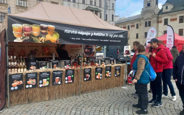 FOTO: Jihlavské náměstí ožilo podzimním jarmarkem. V nabídce jsou i záclony