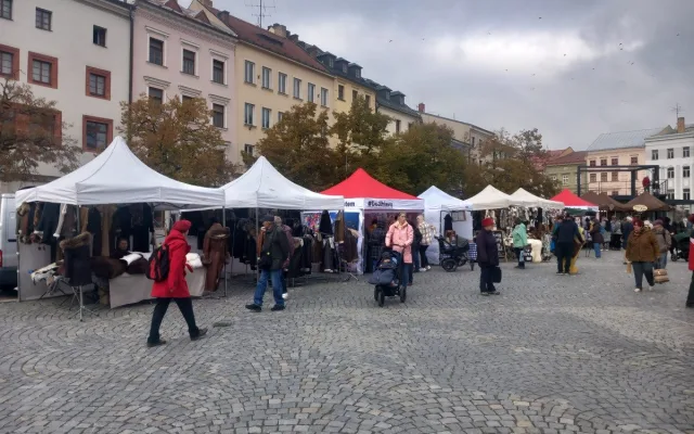 FOTO: Jihlavské náměstí ožilo podzimním jarmarkem. V nabídce jsou i záclony