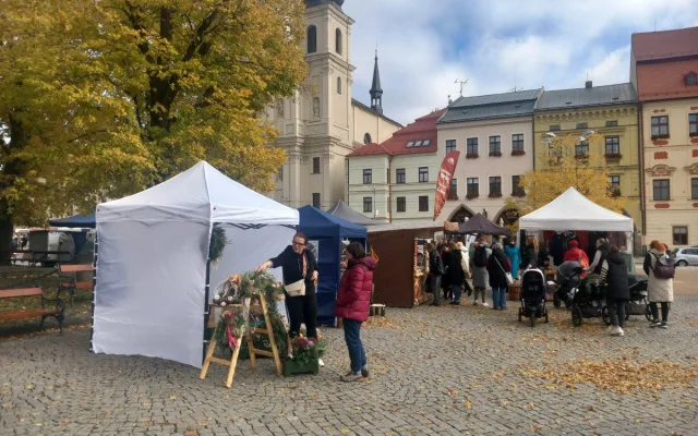 FOTO: Jihlavské náměstí ožilo podzimním jarmarkem. V nabídce jsou i záclony