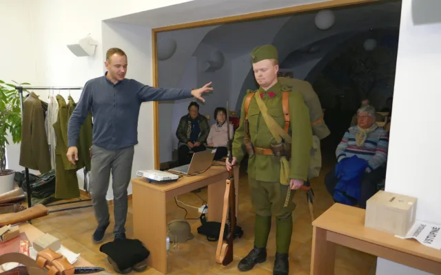 FOTO: V Lukách se vyprávělo o konci první republiky, lidé viděli i dobové uniformy