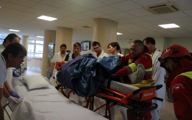 FOTO: V nemocnici ošetřovali zraněné po srážce vlaku s autobusem. Šlo o cvičení