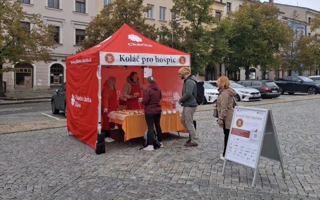 FOTO: Letošní charitativní sbírka Koláč pro hospic byla úspěšná. Nezbyl ani jediný