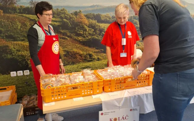 FOTO: Letošní charitativní sbírka Koláč pro hospic byla úspěšná. Nezbyl ani jediný