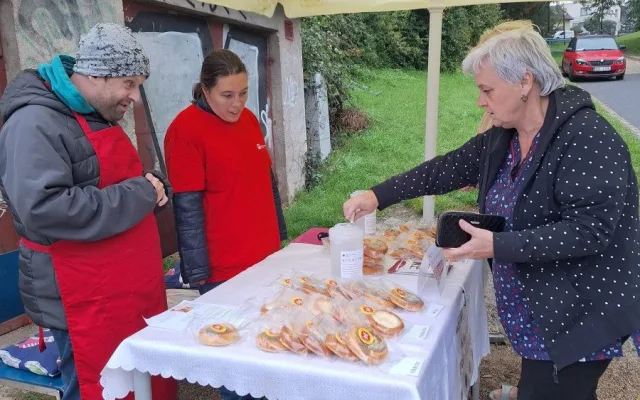 FOTO: Letošní charitativní sbírka Koláč pro hospic byla úspěšná. Nezbyl ani jediný