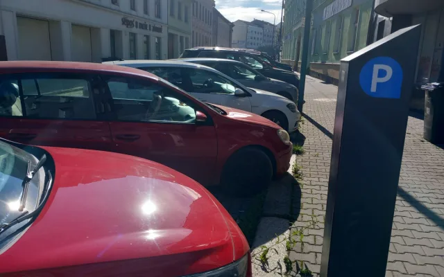 Parkování v Jihlavě XIX: Při vyzvednutí zásilky se parkování platit nemusí