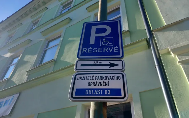 Parkování v Jihlavě XIX: Při vyzvednutí zásilky se parkování platit nemusí