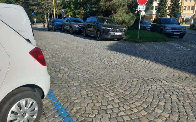 Parkování v Jihlavě XIX: Při vyzvednutí zásilky se parkování platit nemusí