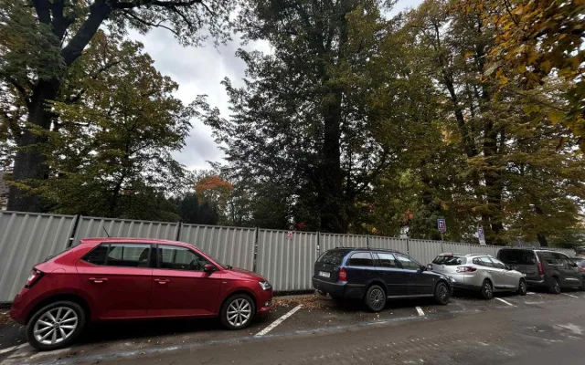 FOTO: Ve Smetanových sadech mají dělníci plno práce, musí stihnou otevření arény