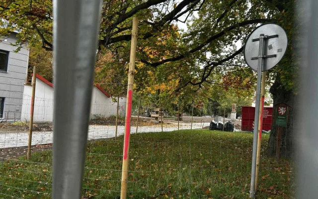 FOTO: Ve Smetanových sadech mají dělníci plno práce, musí stihnou otevření arény