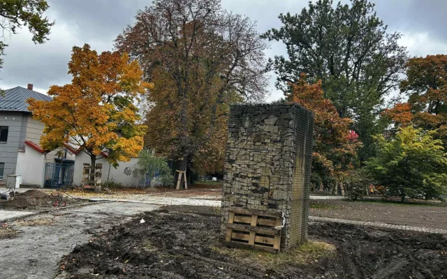 FOTO: Ve Smetanových sadech mají dělníci plno práce, musí stihnou otevření arény