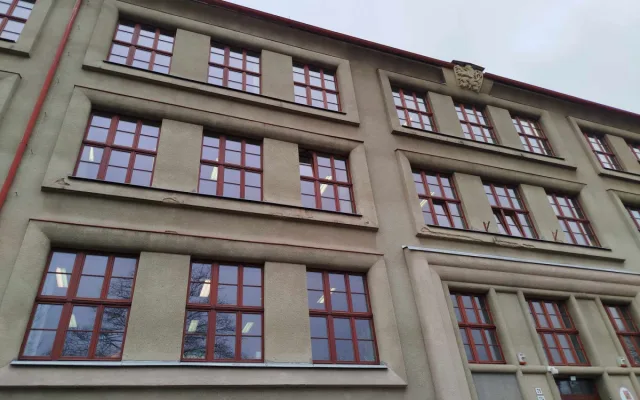 Nekonečný příběh ZŠ Havlíčkova. Jihlavská radnice opět hledá, kdo školu opraví