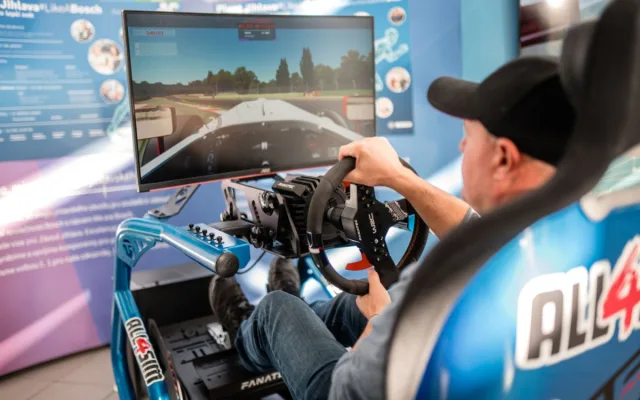 Bosch představil studentům firmu, výrobu a moderní automobilové technologie