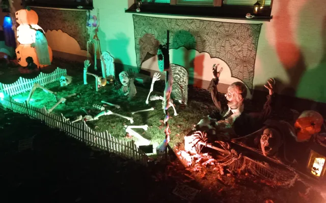 VIDEO: V Heleníně se sešla strašidla. Postavy mohou vyděsit, když se nečekaně pohnou