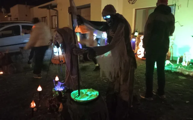 VIDEO: V Heleníně se sešla strašidla. Postavy mohou vyděsit, když se nečekaně pohnou