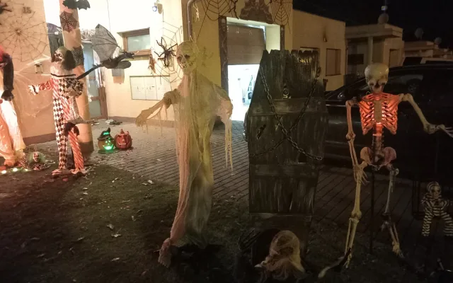 VIDEO: V Heleníně se sešla strašidla. Postavy mohou vyděsit, když se nečekaně pohnou