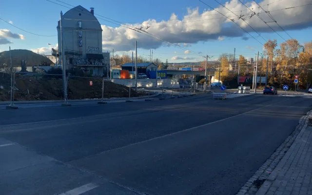 FOTO: Křižovatka u Sila je opět plně průjezdná, chodci musí koukat pod nohy