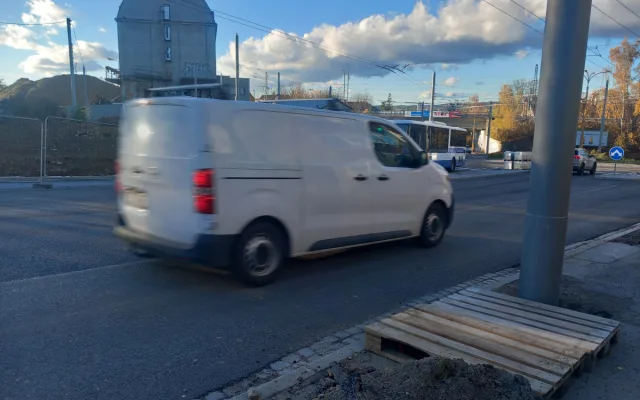 FOTO: Křižovatka u Sila je opět plně průjezdná, chodci musí koukat pod nohy