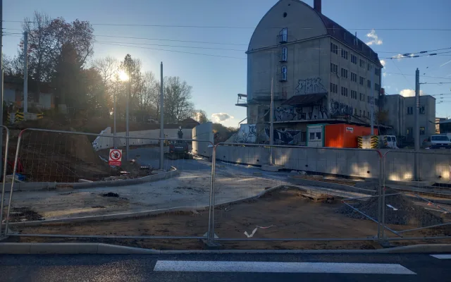 FOTO: Křižovatka u Sila je opět plně průjezdná, chodci musí koukat pod nohy
