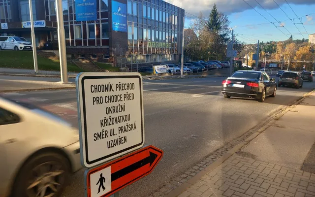 FOTO: Křižovatka u Sila je opět plně průjezdná, chodci musí koukat pod nohy