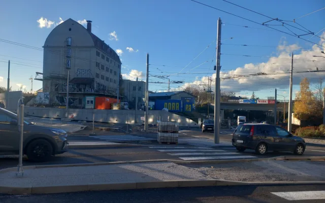FOTO: Křižovatka u Sila je opět plně průjezdná, chodci musí koukat pod nohy